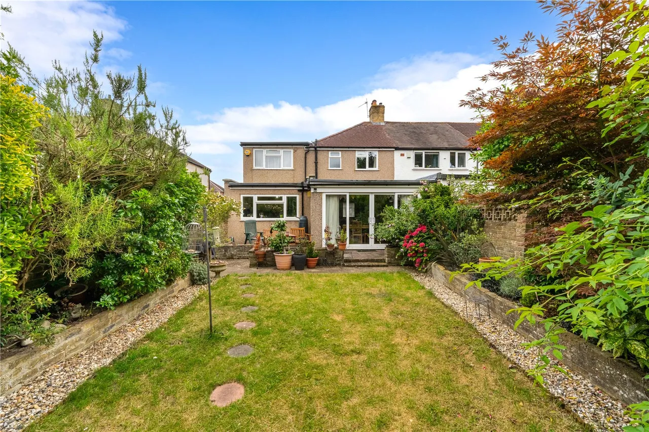 Grove Crescent, Hanworth, TW13 6LY, photo 2