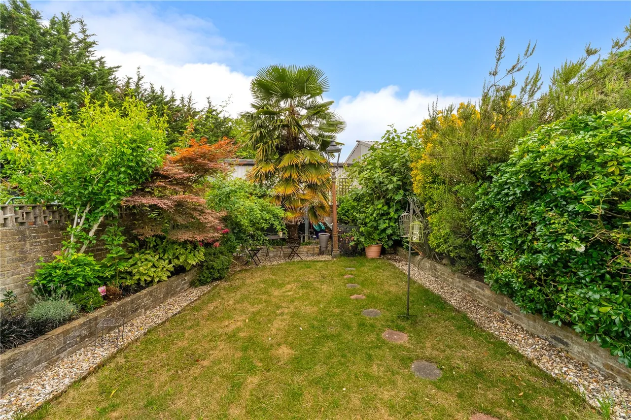 Grove Crescent, Hanworth, TW13 6LY, photo 11