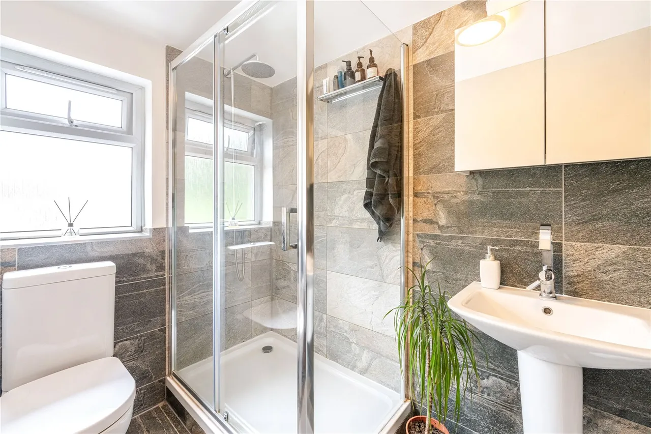 Grove Crescent, Hanworth, TW13 6LY, photo 10