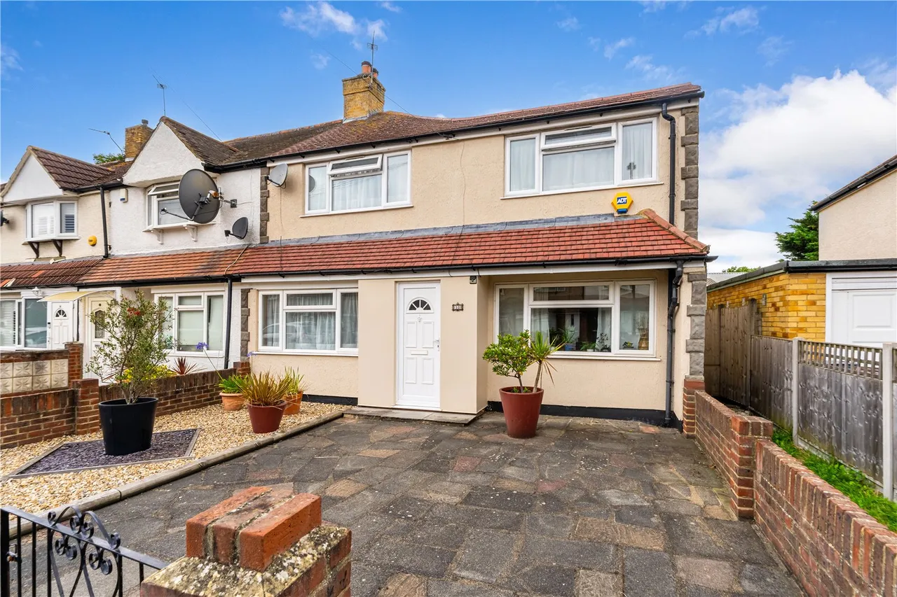 4 bed house for sale — Grove Crescent, Hanworth, TW13 6LY