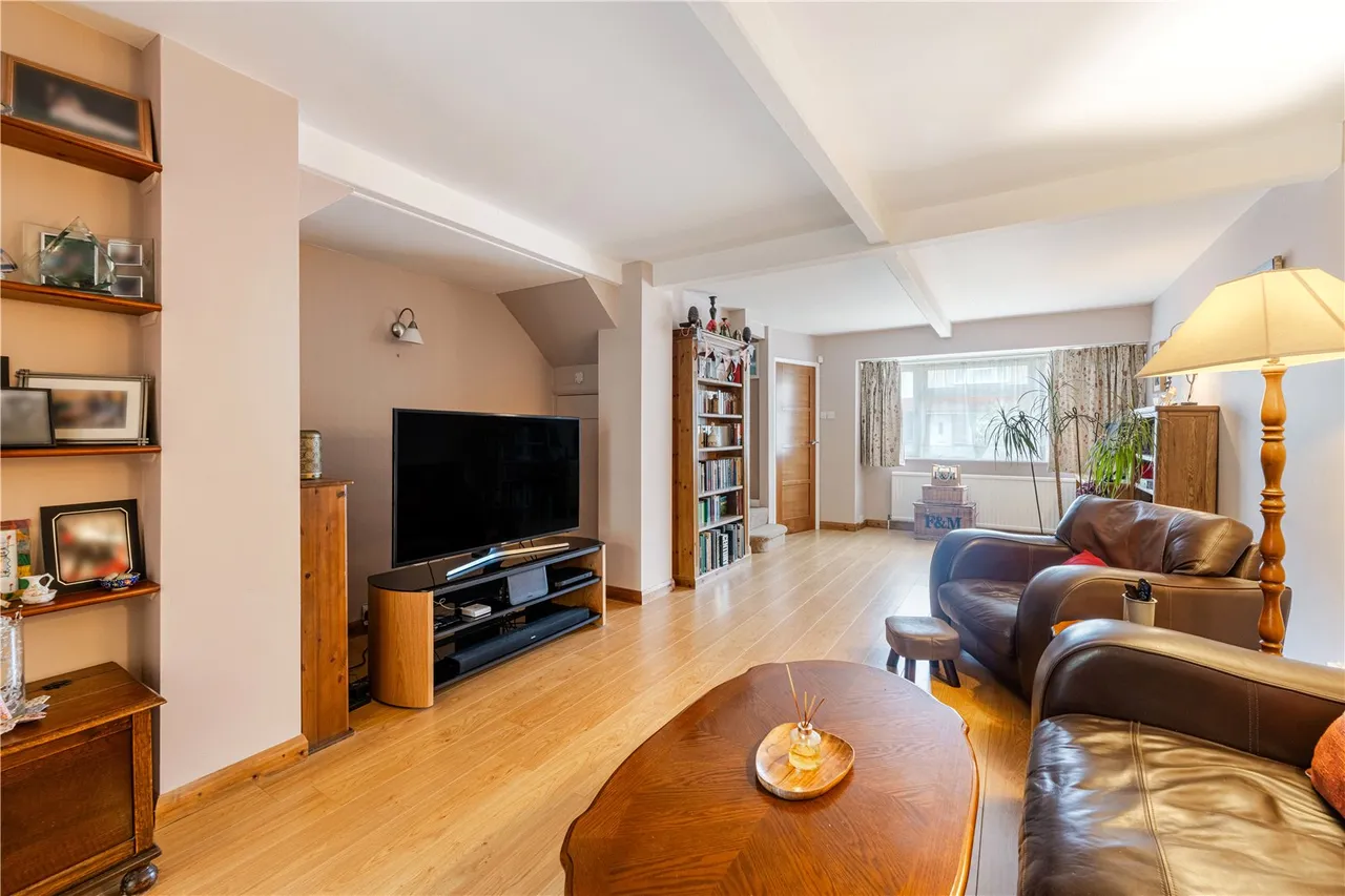 Grove Crescent, Hanworth, TW13 6LY, photo 4