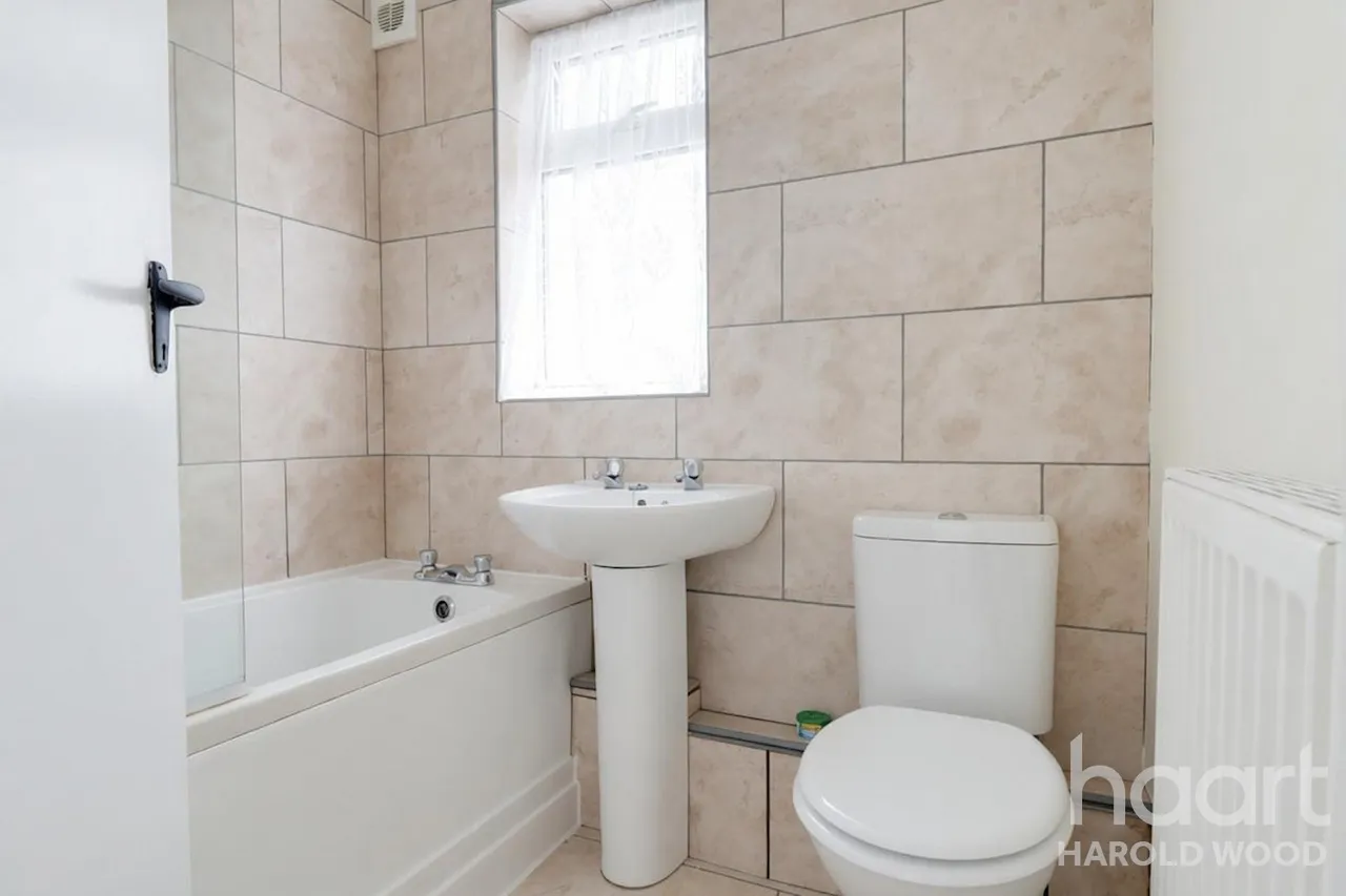 Fitzilian Avenue, Harold Wood, RM3, photo 8