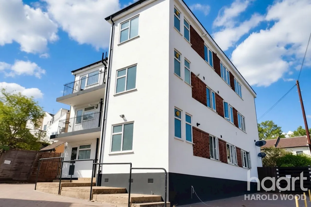 2 bed flat for sale, Fitzilian Avenue, Harold Wood, RM3