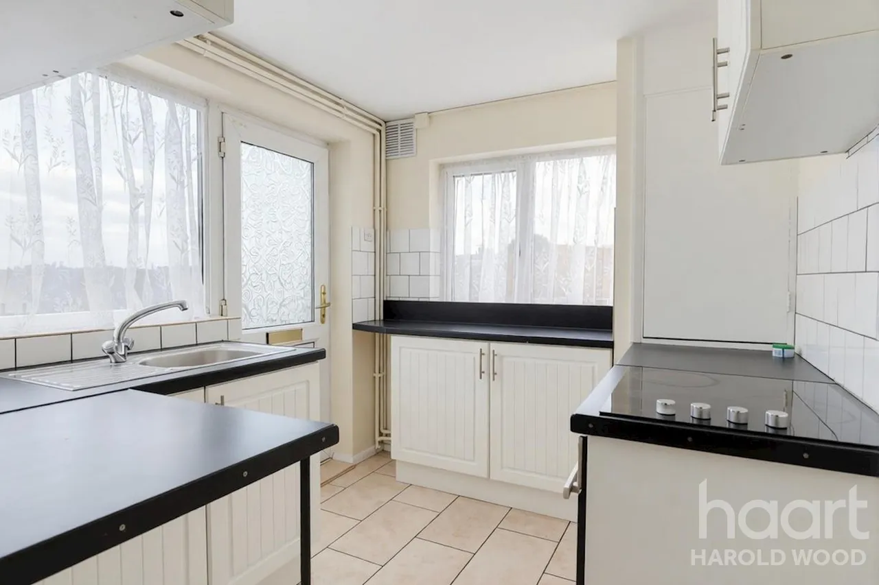 Fitzilian Avenue, Harold Wood, RM3, photo 4
