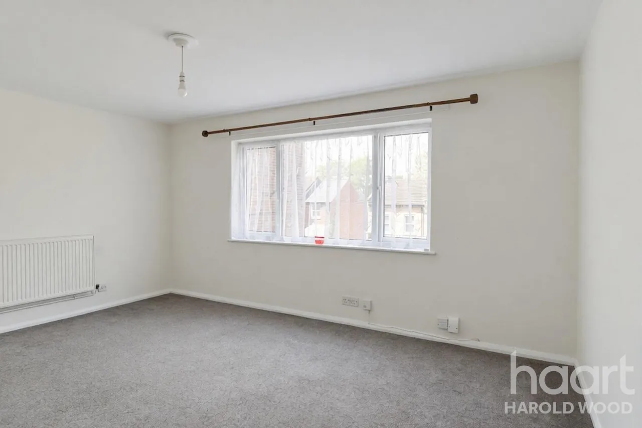 Fitzilian Avenue, Harold Wood, RM3, photo 3