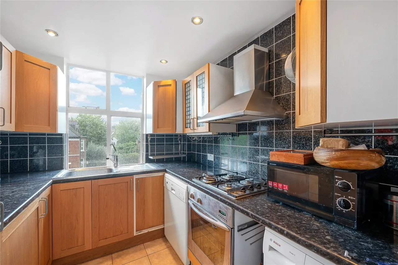 Beverley Court, Wellesley Road, London, W4, photo 4