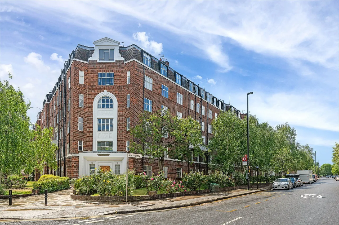 Beverley Court, Wellesley Road, London, W4, photo 2