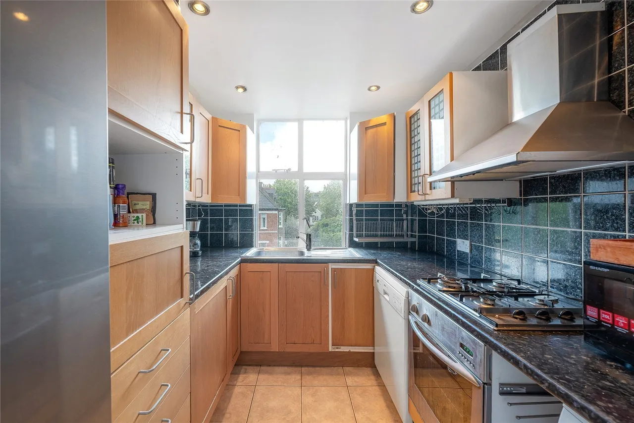 Beverley Court, Wellesley Road, London, W4, photo 11