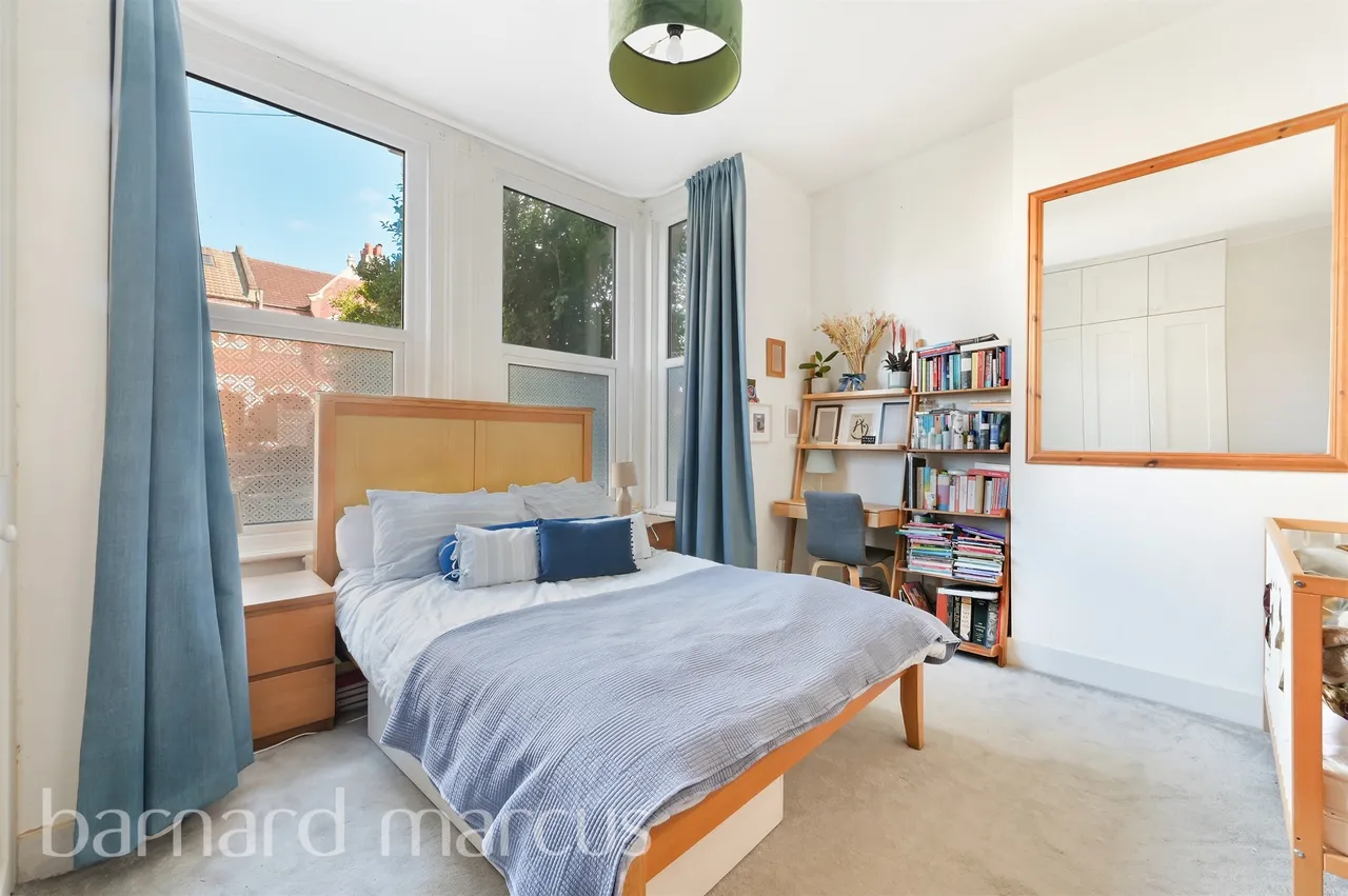 2 bed flat for sale — Gleneagle Road, London
