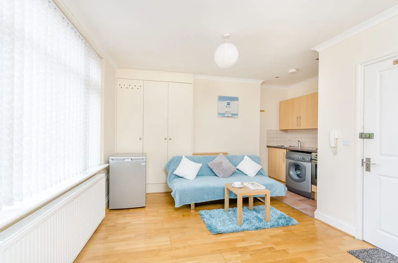 Flat 2, 89 Welldon Crescent, Harrow, photo 2