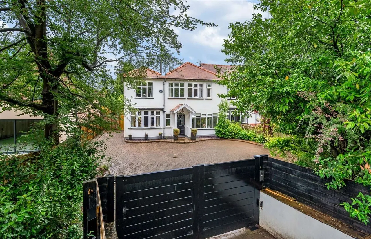 4 bed house for sale — Adlington Road, Wilmslow, Cheshire, SK9 2BJ