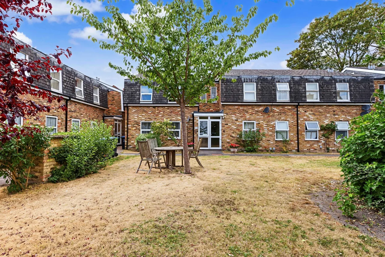 2 bed flat for sale, Mansard Close, Tring, HP23
