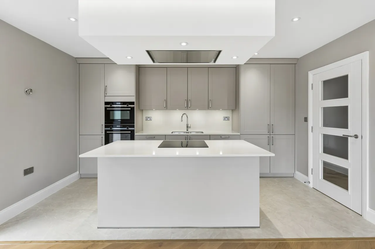 2 bed flat for sale — Flat 4 The Catsey Catsey Lane, Bushey...