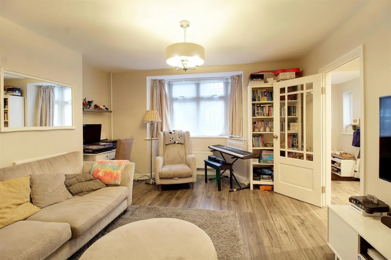 Windmore Avenue, Potters Bar EN6 3BE, photo 11