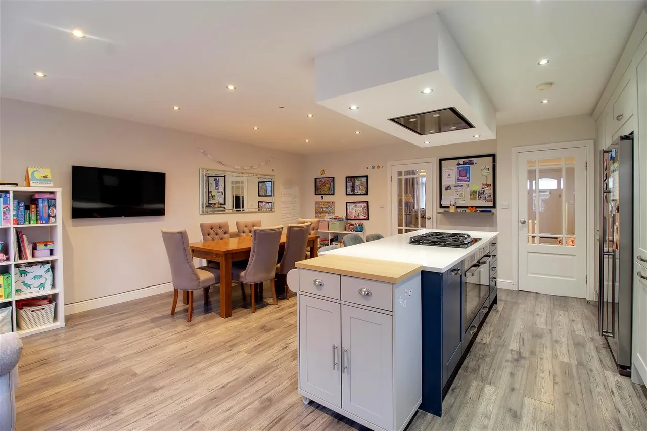 Windmore Avenue, Potters Bar EN6 3BE, photo 13