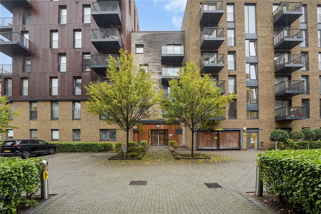 3 bed flat for sale — Whiting Way, SE16