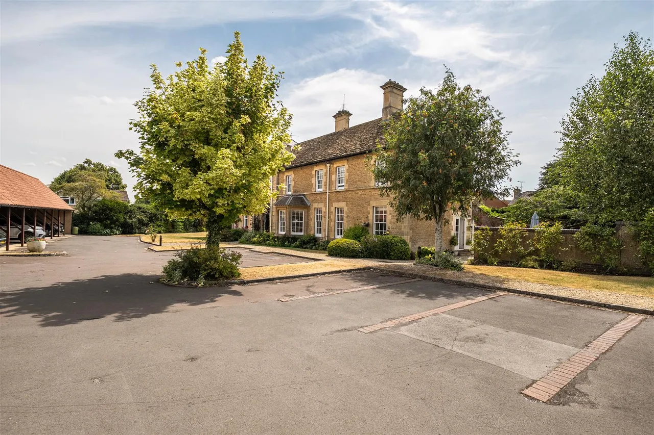 Derriads Lane, Chippenham, SN14, photo 19