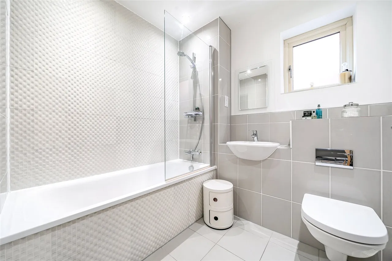 White Hart Close, Ripley, GU23, photo 12