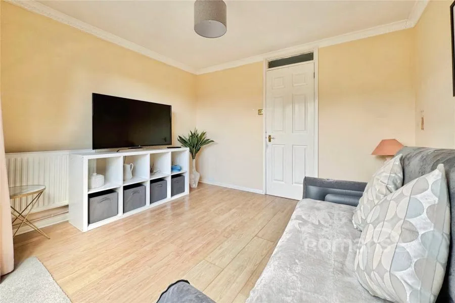 May Close, Owlsmoor, GU47, photo 3