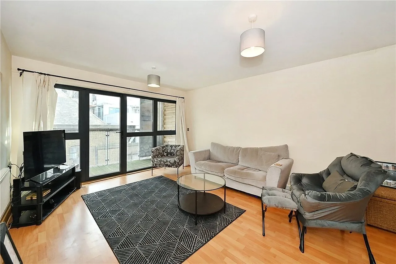 3 bed flat for sale — Leven Road, London, E14