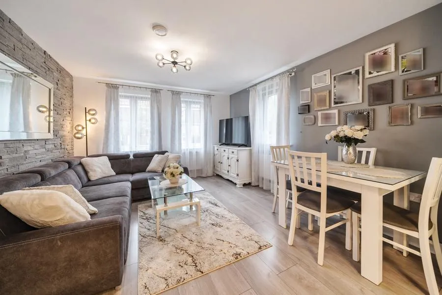 Gomer Road, Bagshot, GU19, photo 2