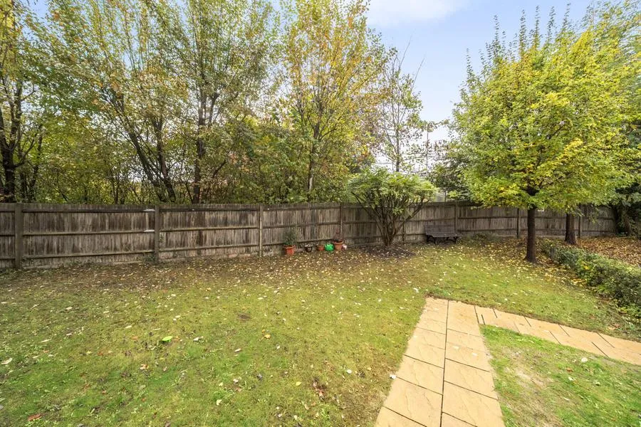 Gomer Road, Bagshot, GU19, photo 14