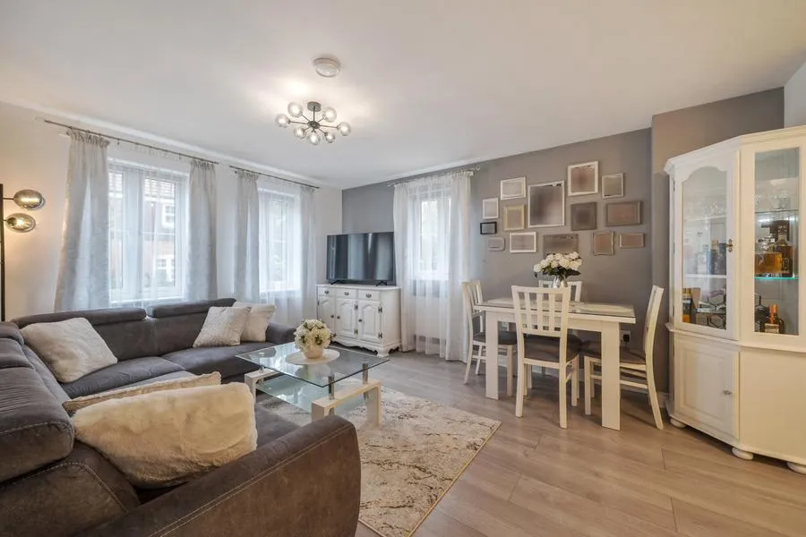 2 bed flat for sale, Gomer Road, Bagshot, GU19