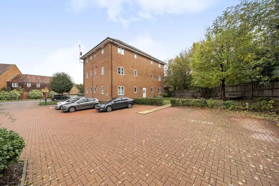 Gomer Road, Bagshot, GU19, photo 13