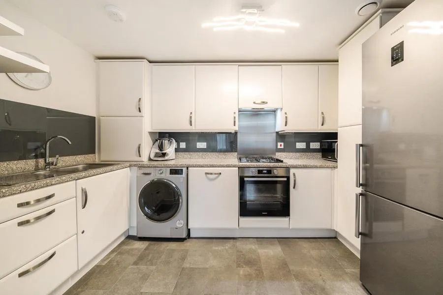 Gomer Road, Bagshot, GU19, photo 10