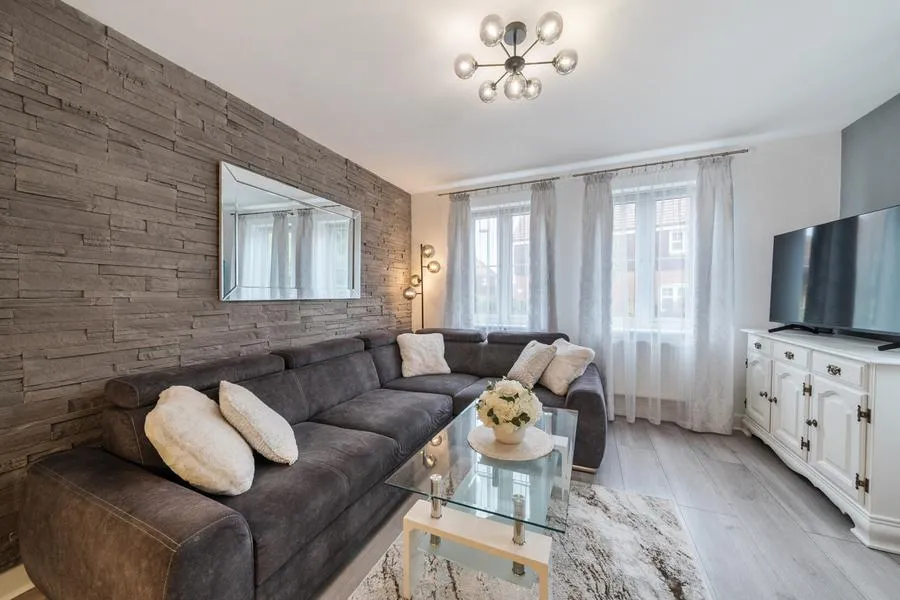 Gomer Road, Bagshot, GU19, photo 9
