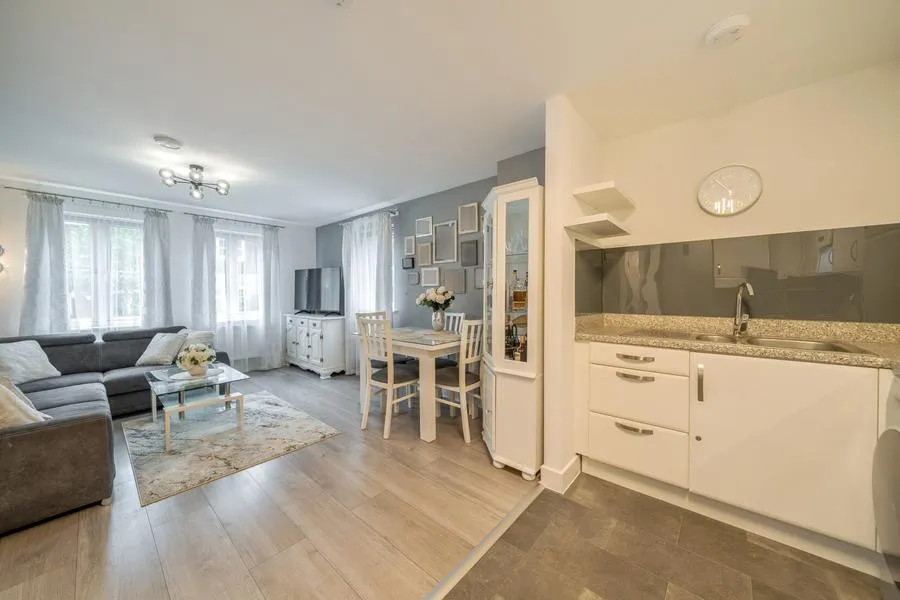 Gomer Road, Bagshot, GU19, photo 5