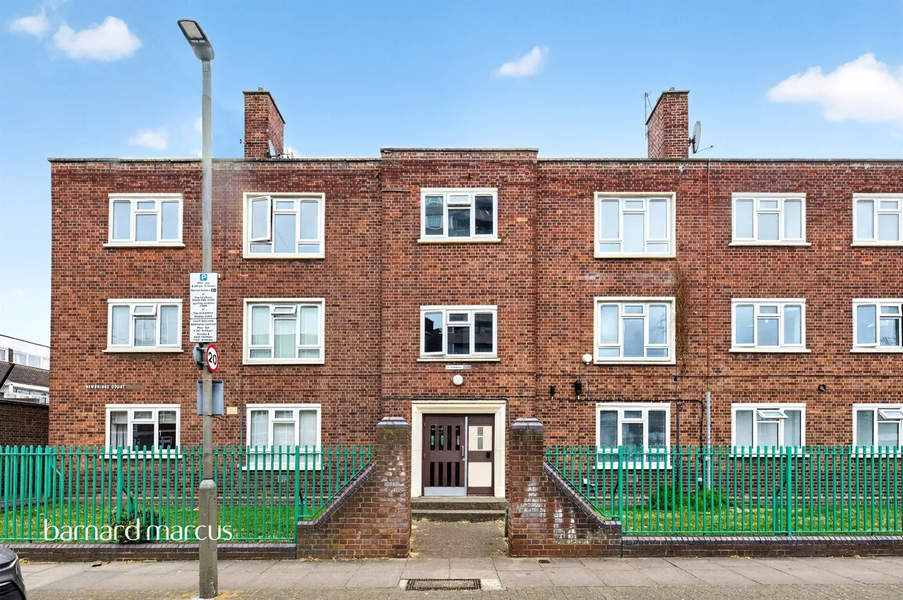 3 bed flat for sale — Hazelhurst Road, London