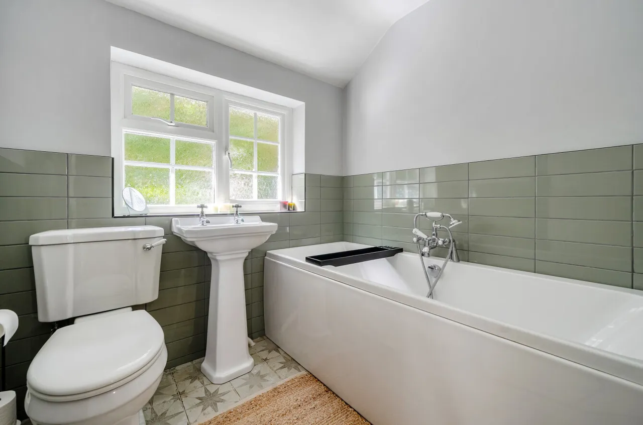 West Heath, Baughurst, Tadley, Hampshire, RG26 5LE, photo 4
