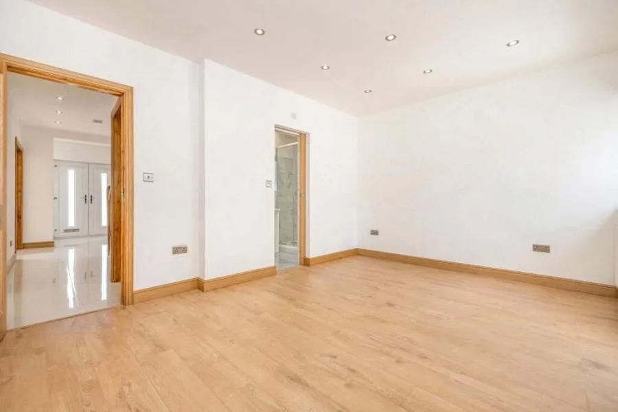 Hampermill Lane, Watford, WD19, photo 6