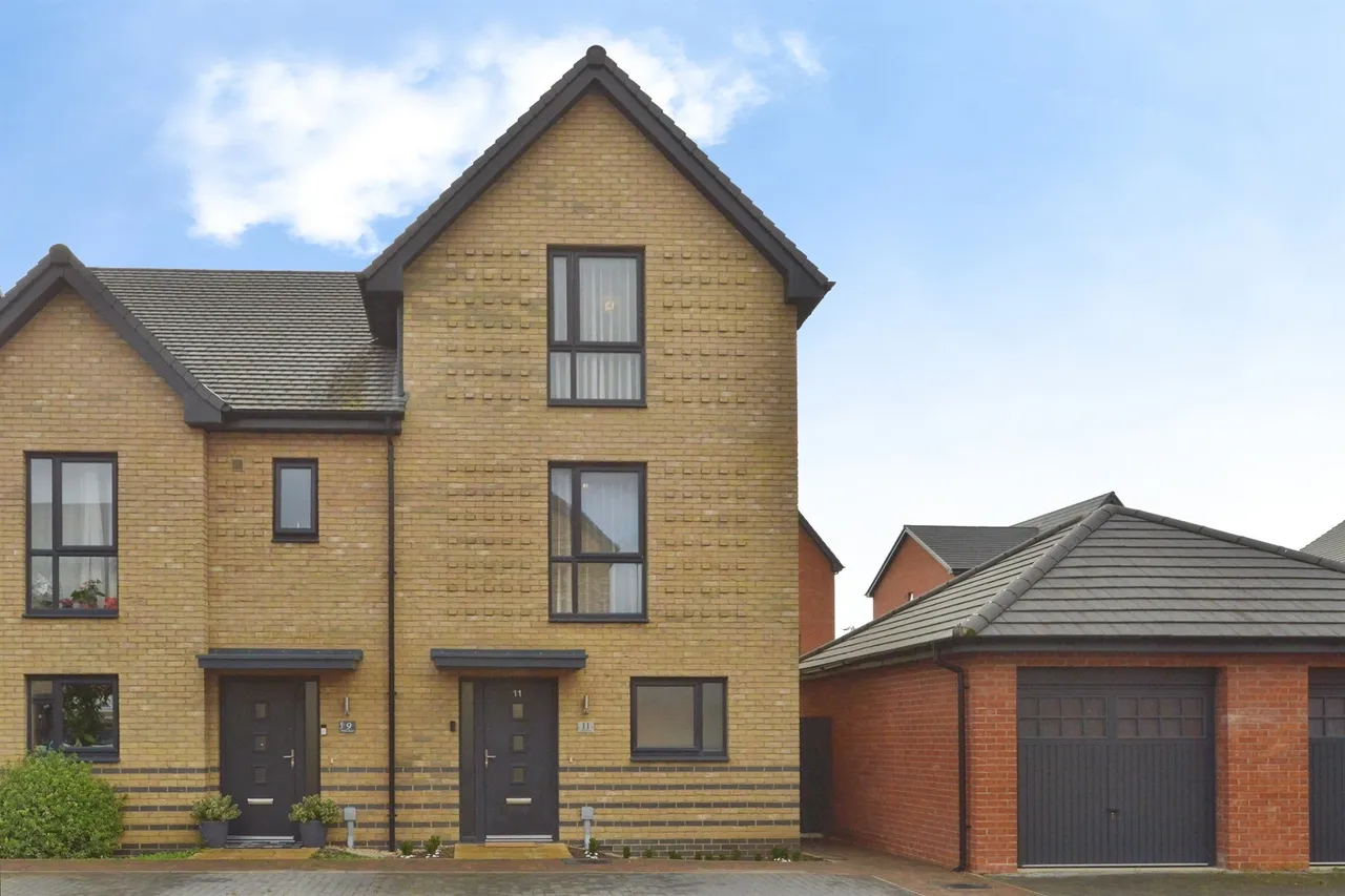 3 bed house for sale, White Grove, Glebe Farm, MK17