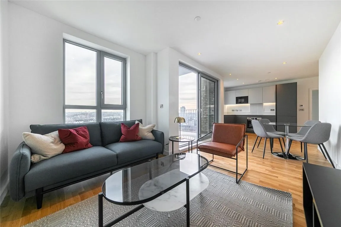 2 bed flat to rent — 70 York Road, London