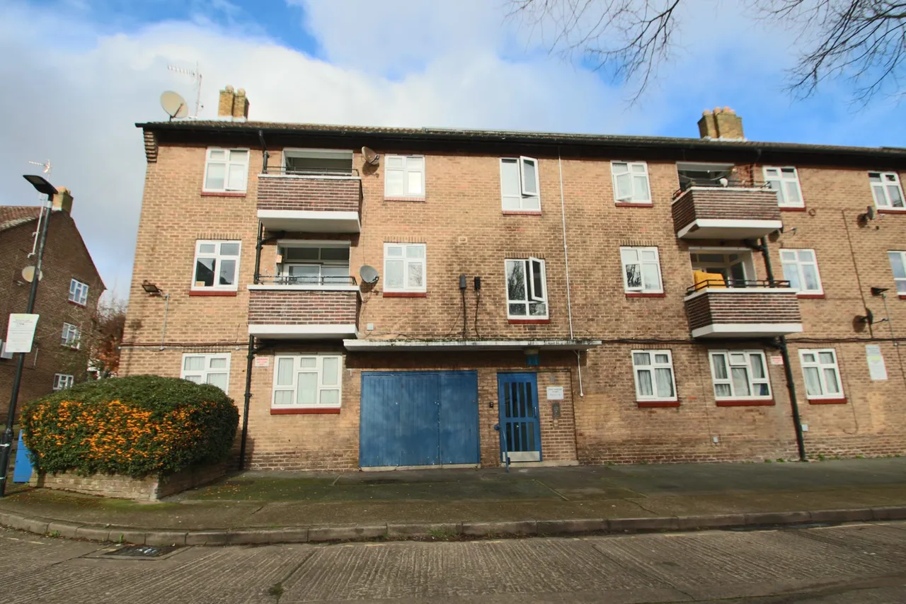 2 bed flat to rent — John Newton Court, Welling
