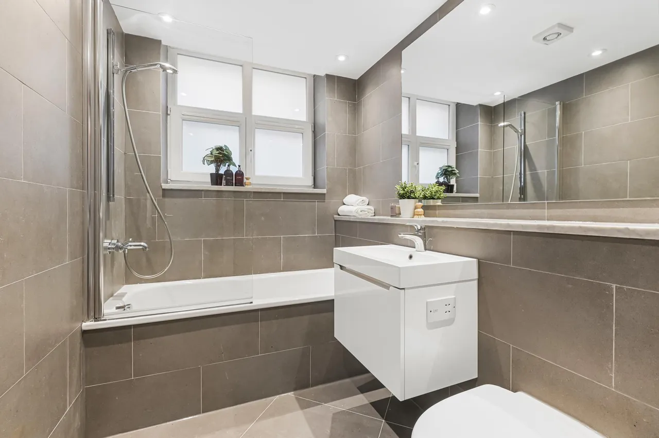 North Road, TW8, photo 7