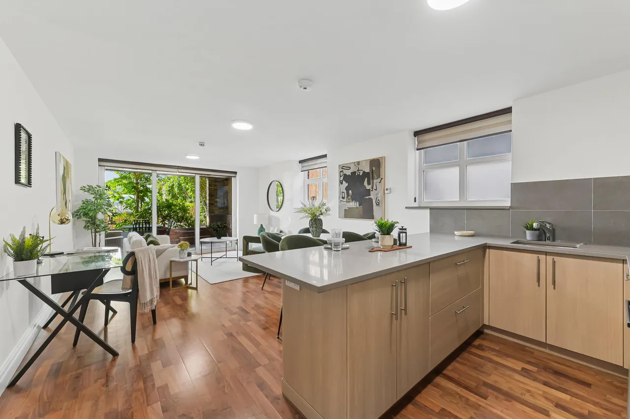 North Road, TW8, photo 2