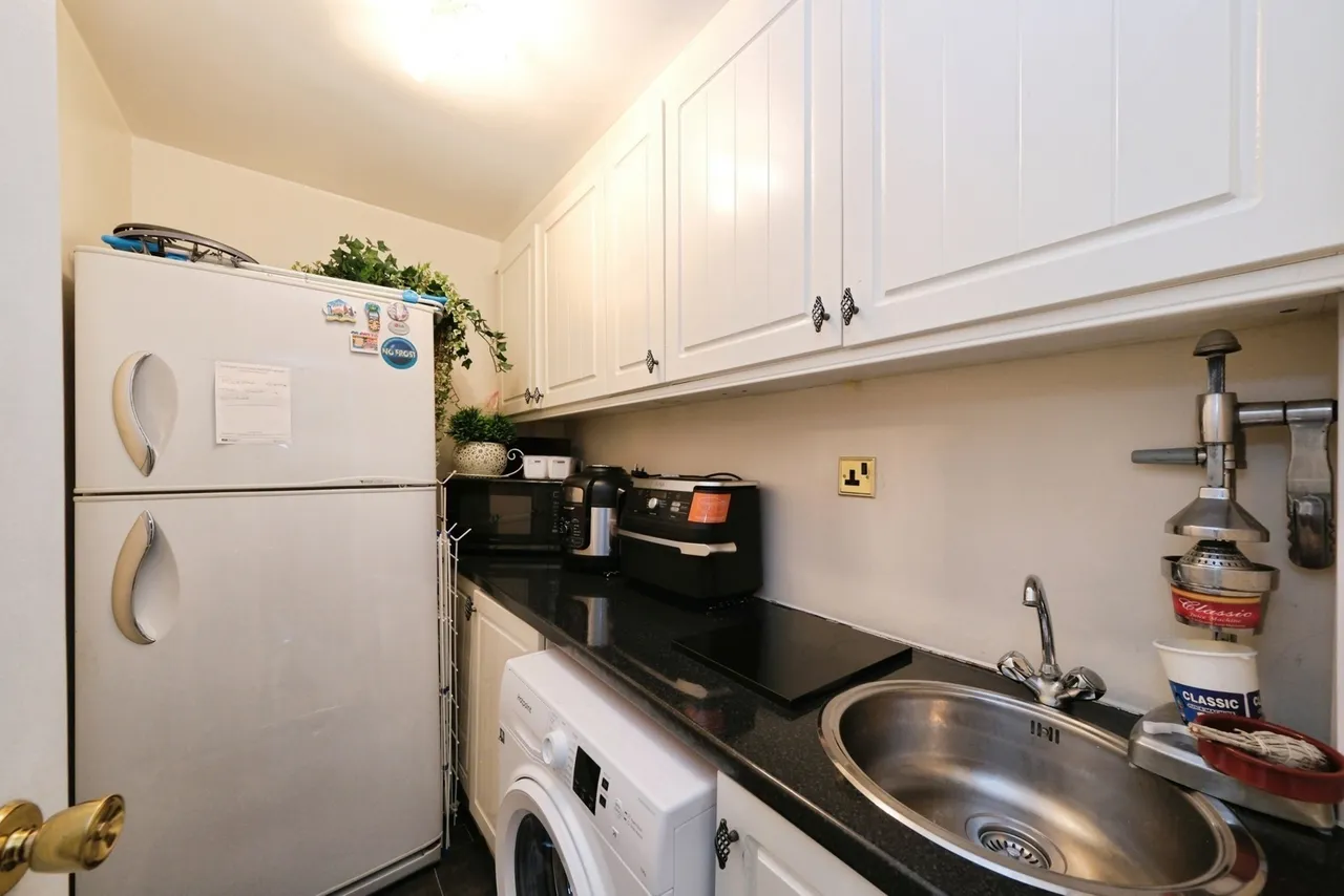 Carisbrooke Avenue, Gedling, Nottingham, Nottinghamshire, NG4, photo 5