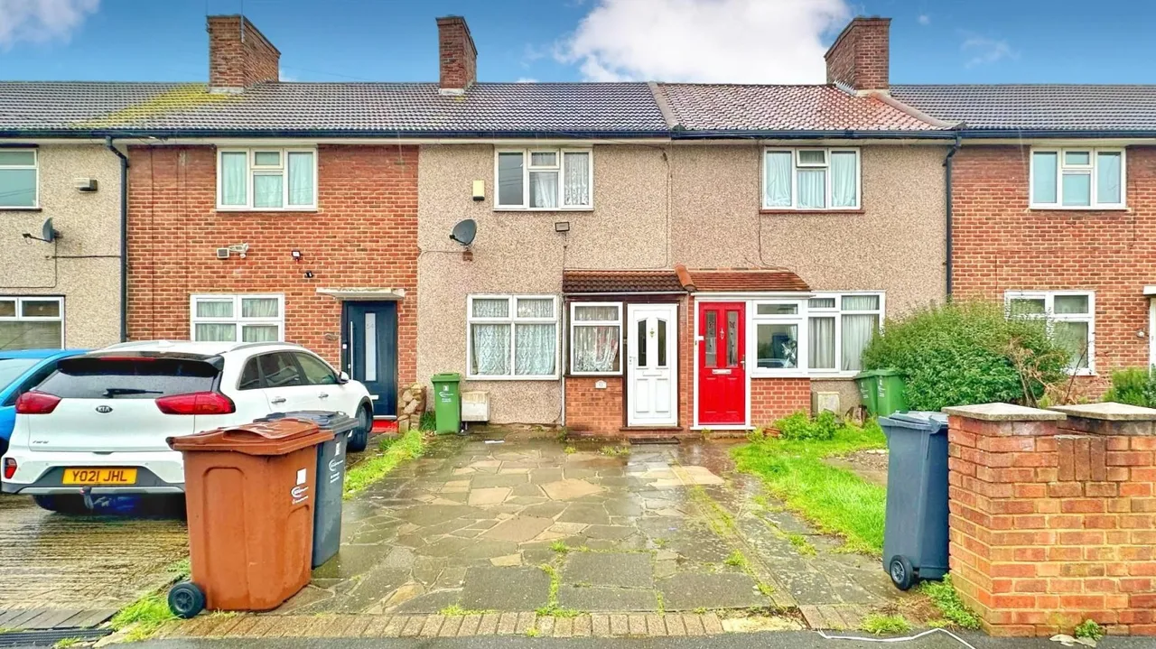 2 bed house for sale — Valence Circus, Dagenham, RM8