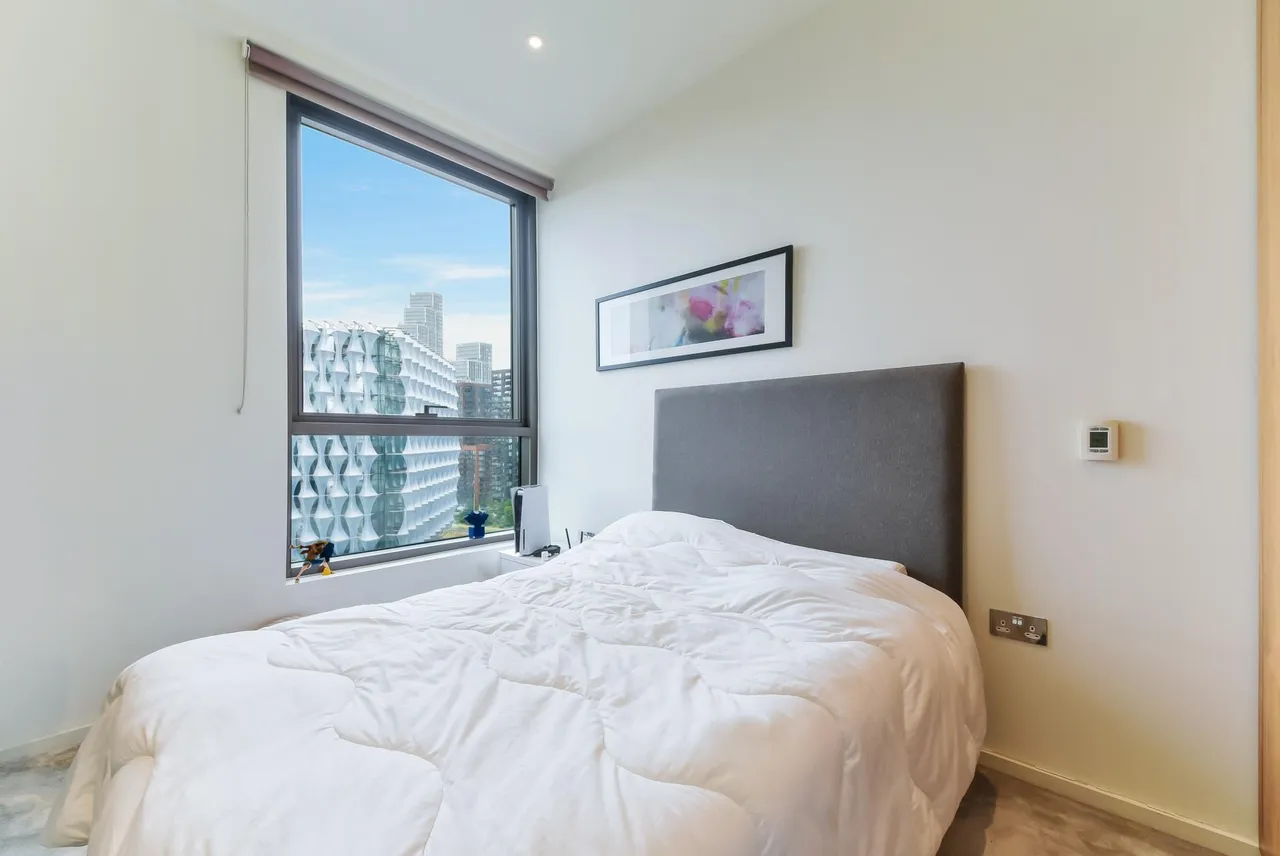 2 bed flat for sale, Embassy Gardens, London, SW11