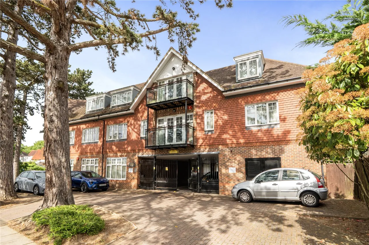 2 bed flat for sale, Marsh Road, Pinner, HA5