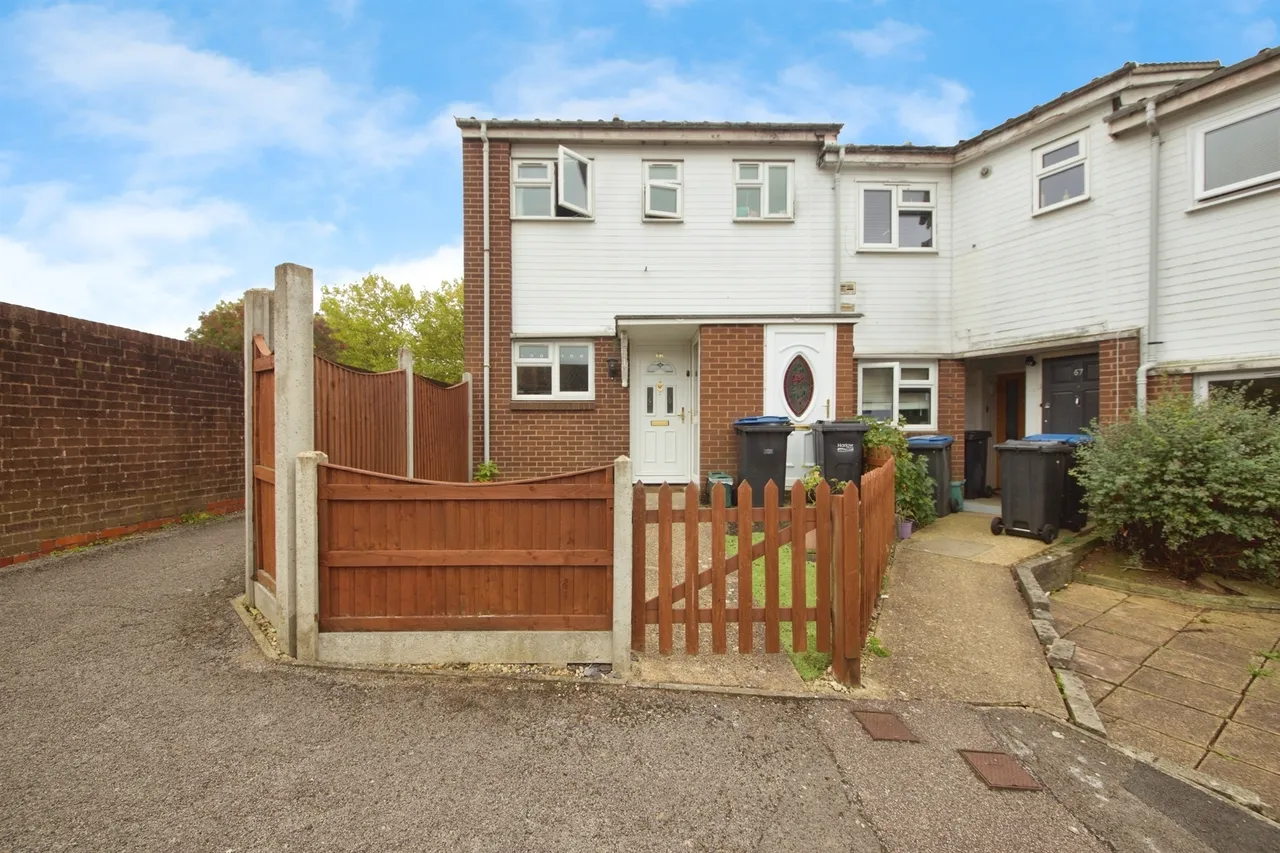 3 bed house for sale — Sycamore Field, Harlow