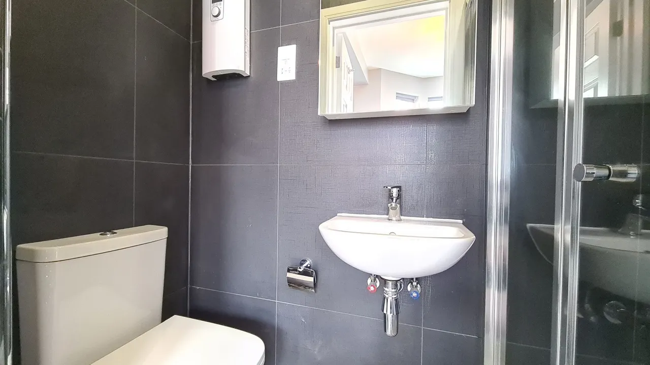 Avonwick Road, Hounslow, TW3, photo 3