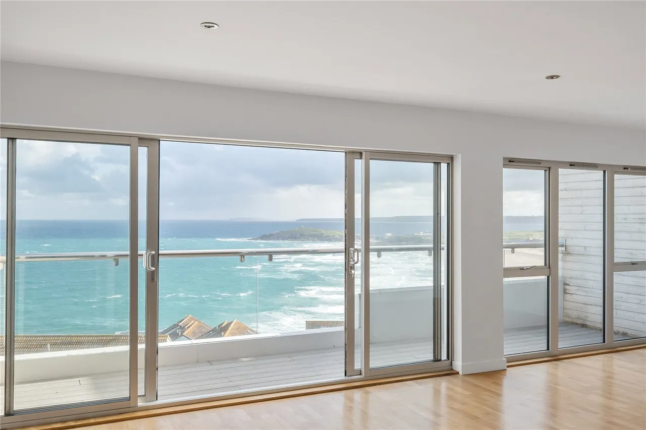 2 bed flat for sale, Pentire Avenue, Newquay, TR7