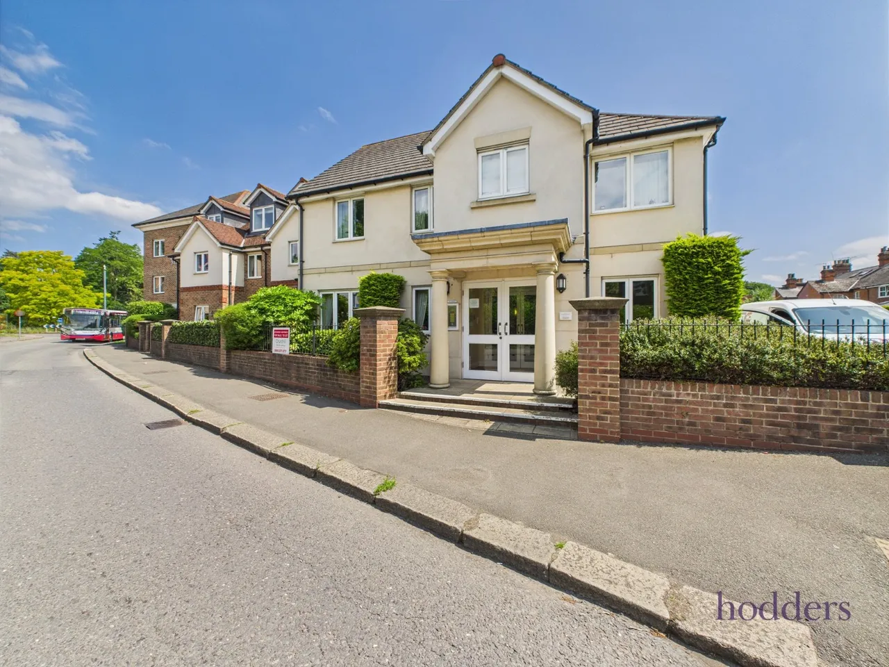 1 bed flat for sale, Station Road, Addlestone, KT15