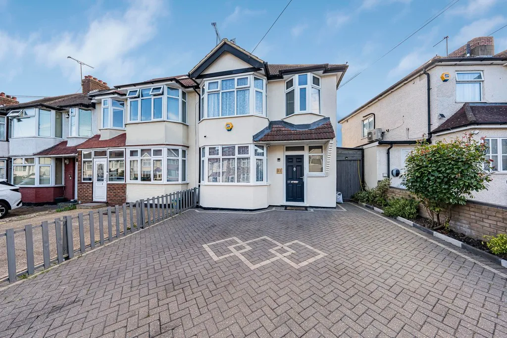 3 bed house for sale — Denecroft Crescent, Hillingdon, UB10