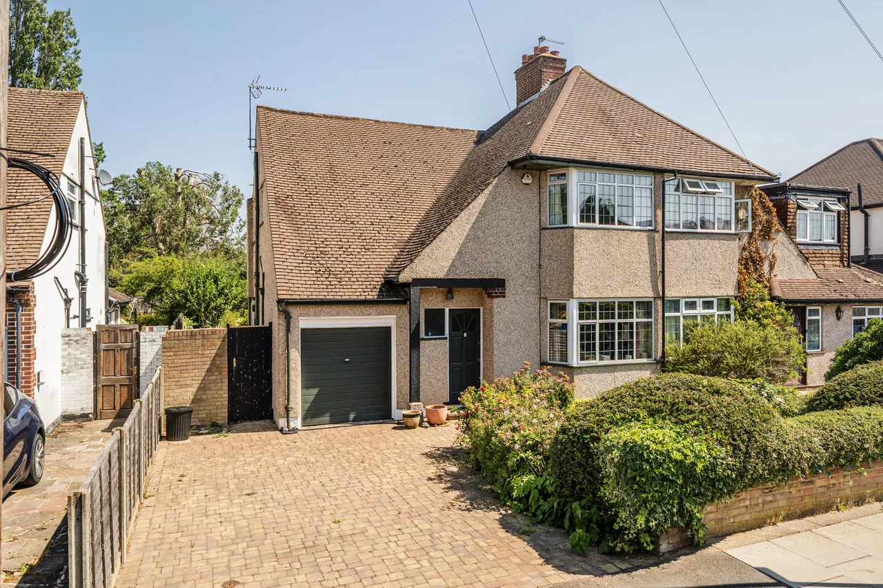 3 bed house for sale — Pinn Way, Ruislip, HA4