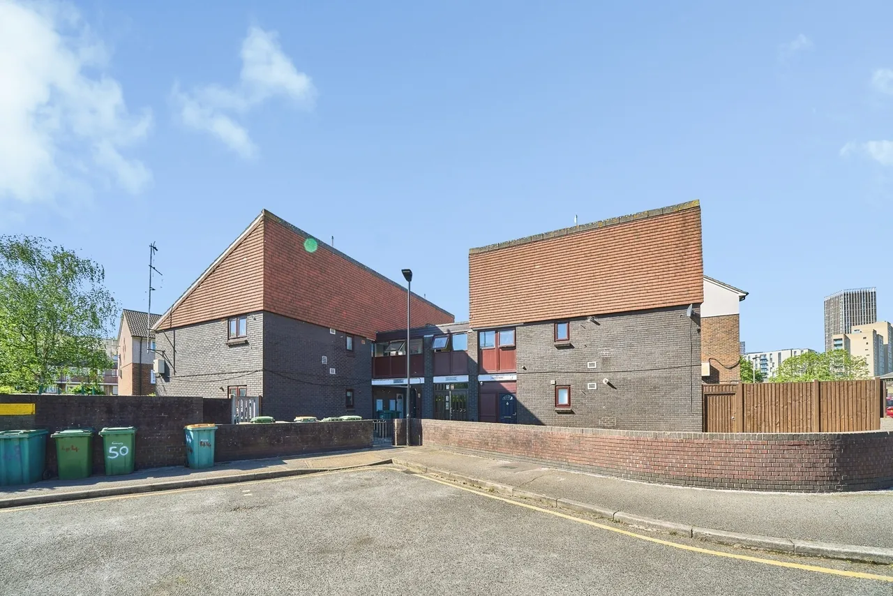 1 bed flat for sale — Ashton Road, London, E15